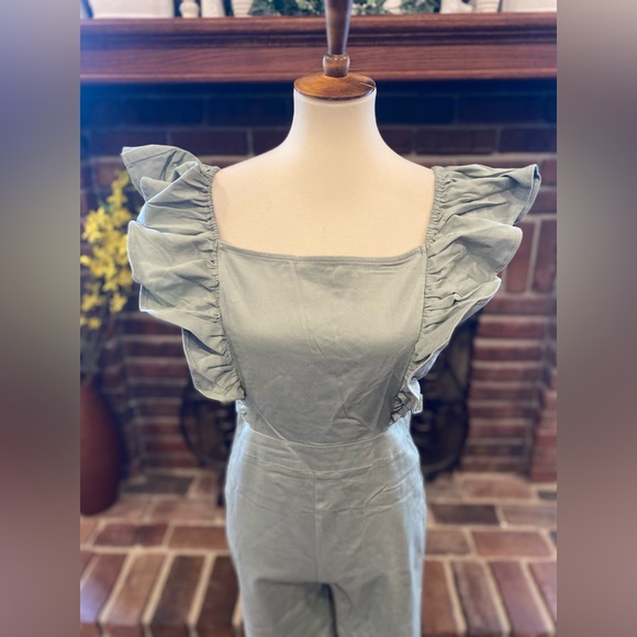 NWT FLYING TOMATO SAGE RUFFLE WITH SIDE CUT OUTS JUMPSUIT LARGE - Picture 3 of 7